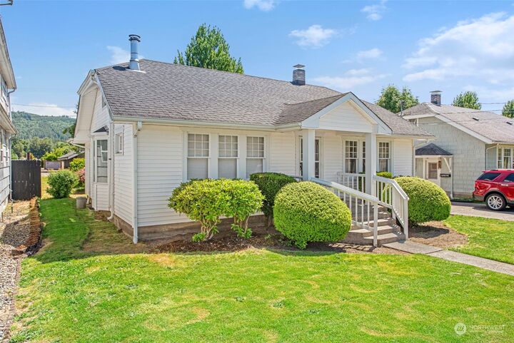 Property Photo: 522 Front Avenue SW WA 98611