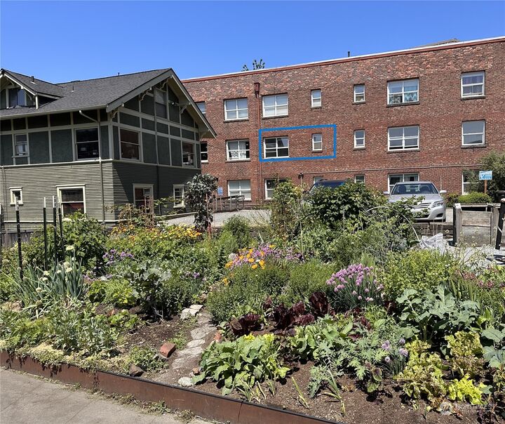 Property Photo: 214 Summit Avenue E 305 WA 98102