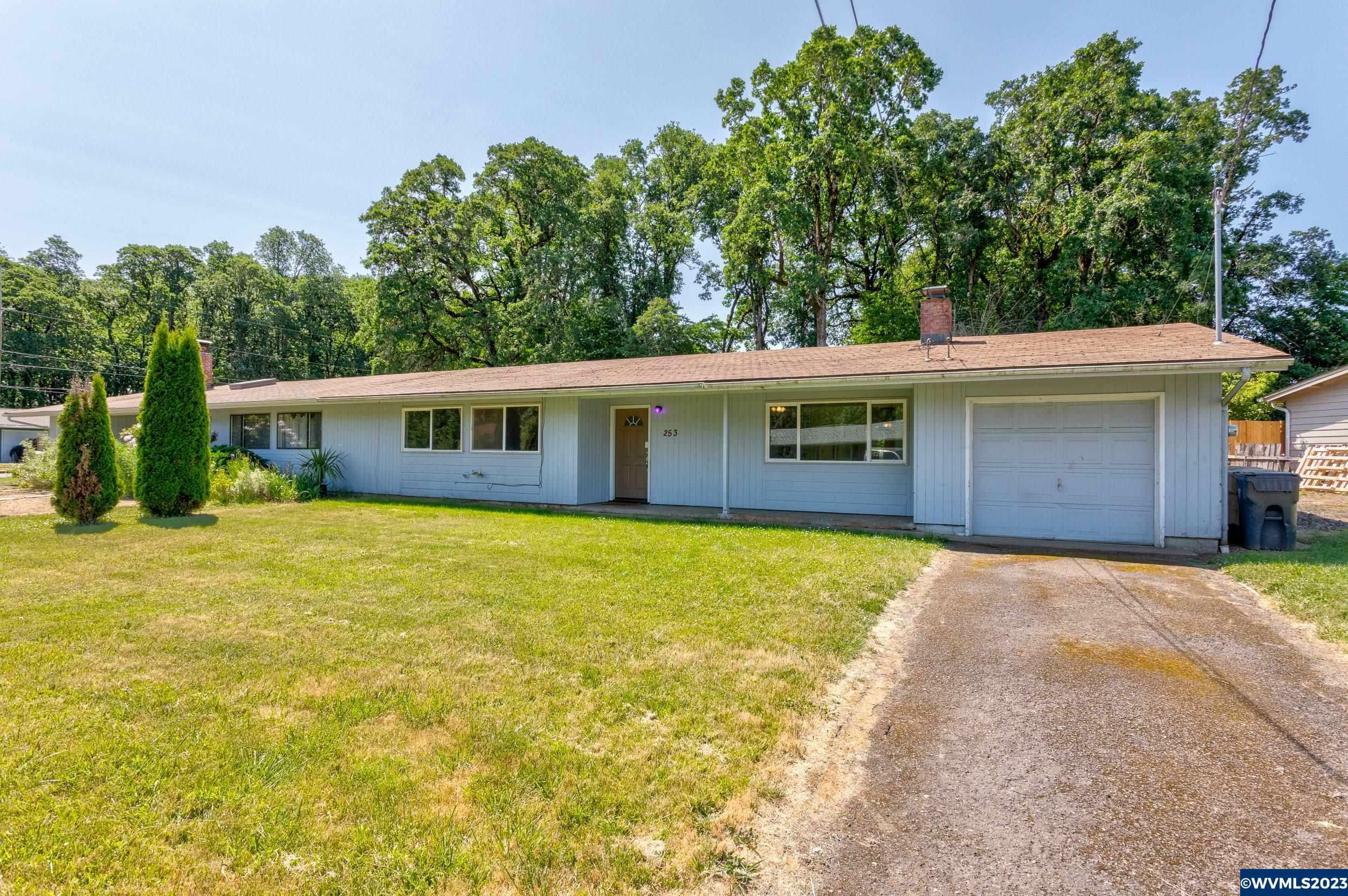 Property Photo:  253 NE Azalea Dr  OR 97330-9476 