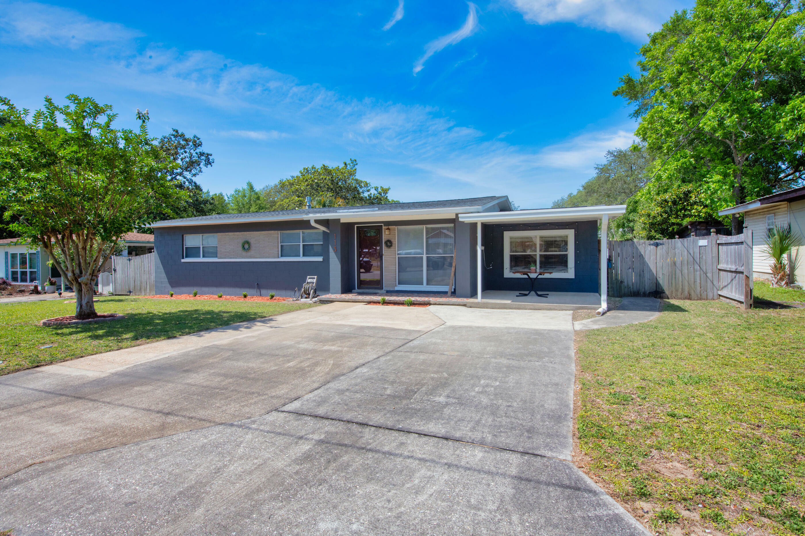 Property Photo:  113 Park Avenue  FL 32578 