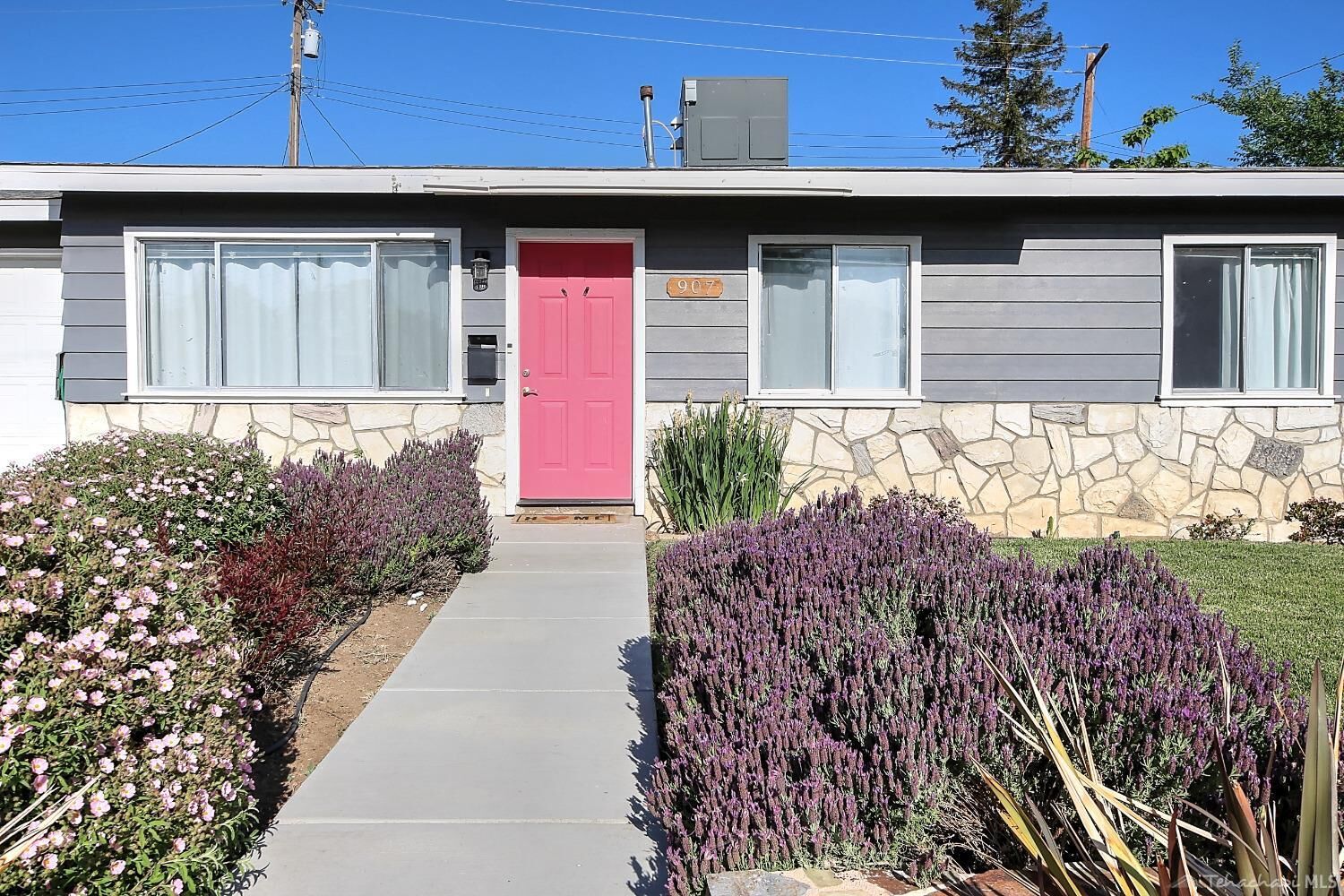 Property Photo: 907 Beech Street CA 93561