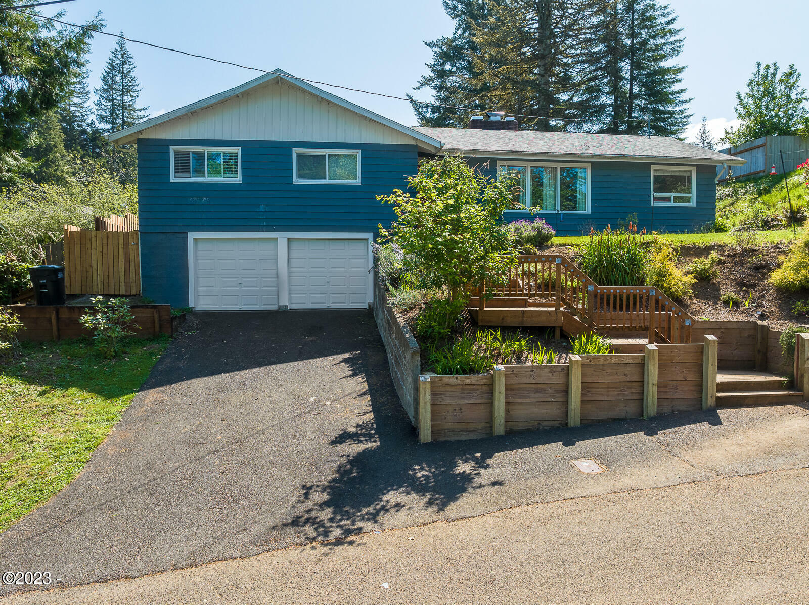 Property Photo:  1719 SE Alder Way  OR 97391 