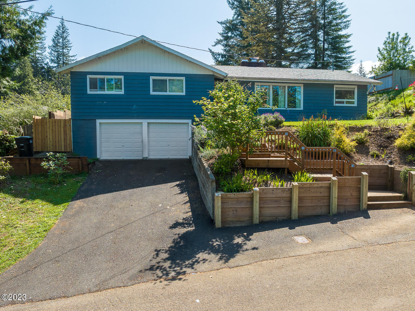 Property Photo: 1719 SE Alder Way OR 97391