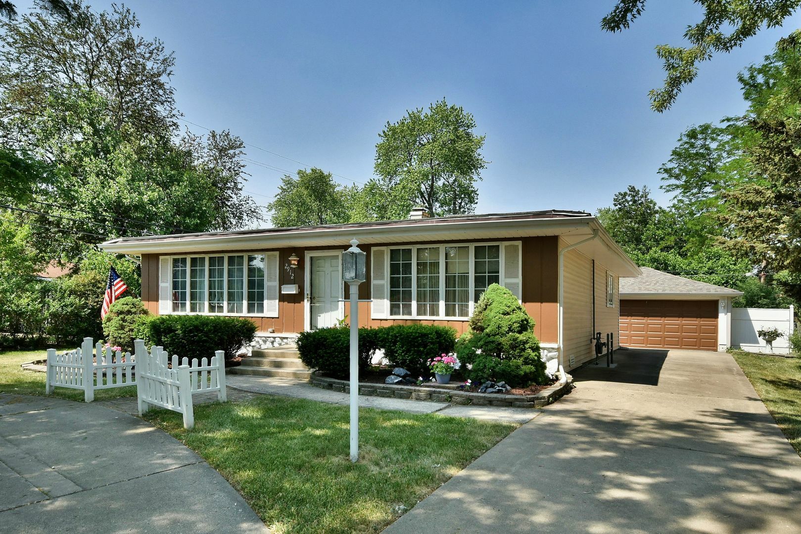 Property Photo:  2912 Derrough Avenue  IL 60164 