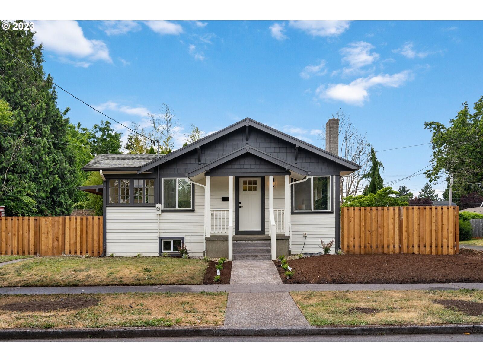 Property Photo: 825 NE 76th Ave OR 97213
