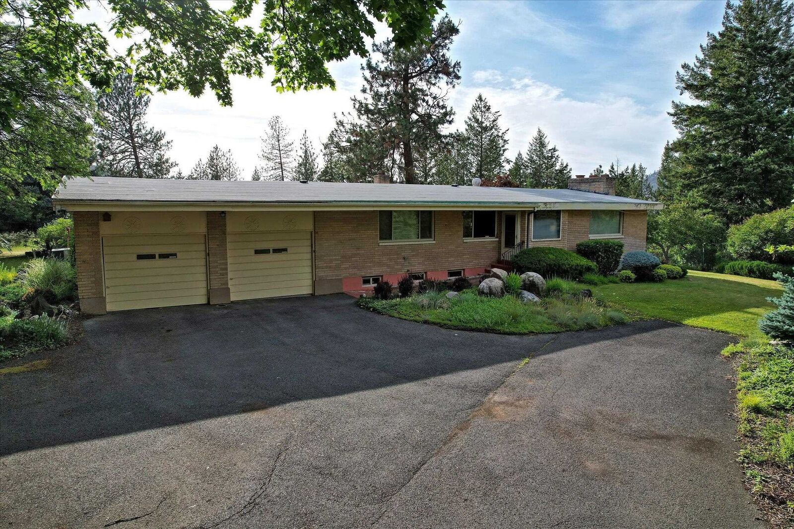 Property Photo: 11617 N Anna J Dr WA 99218