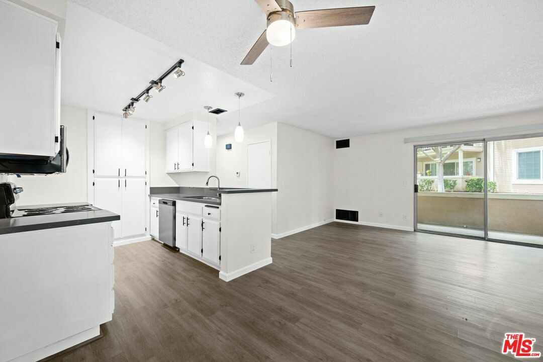 Property Photo:  8715   Weybridge Pl H  CA 90305 