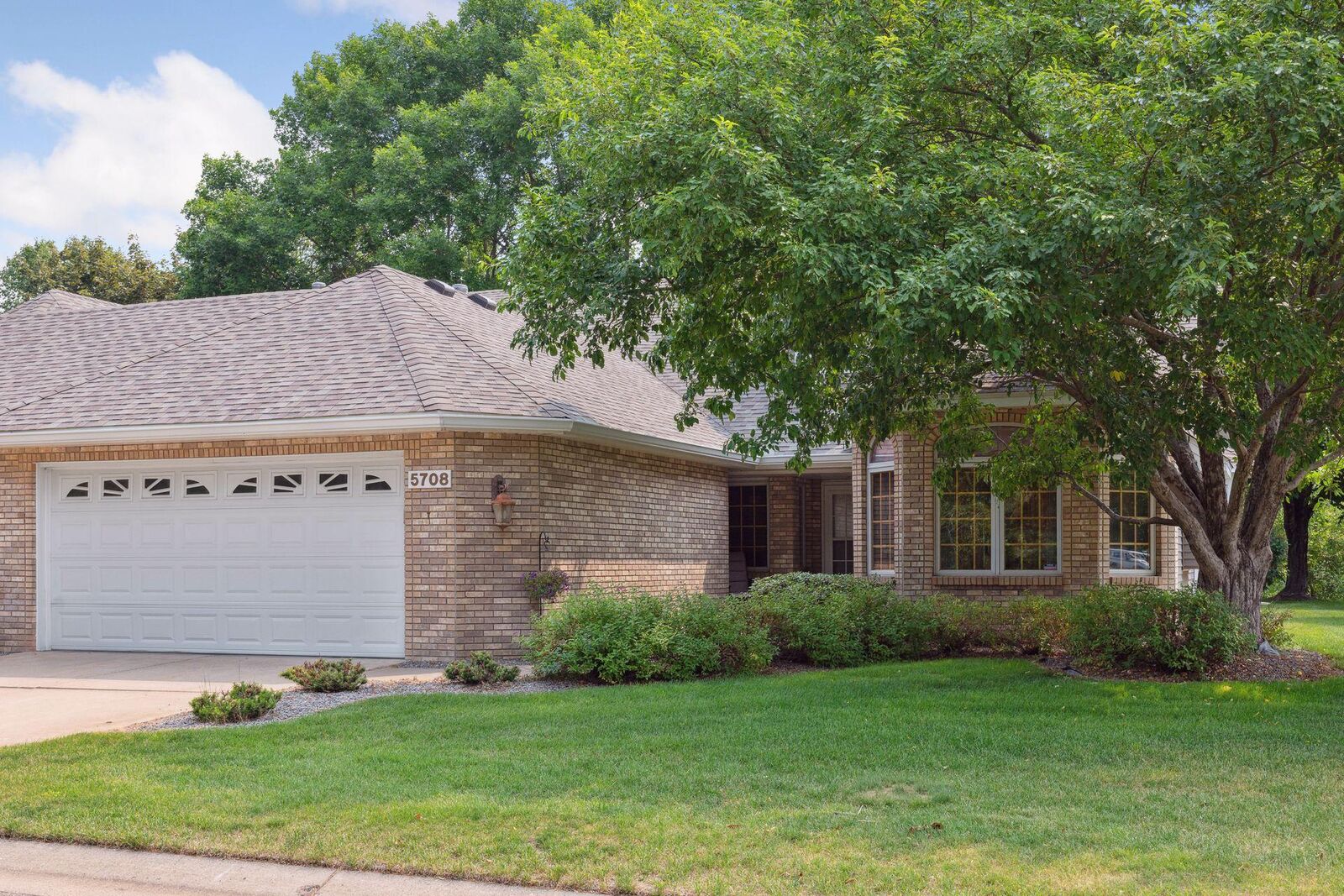 Property Photo: 5708 Silverthorn Place MN 55126