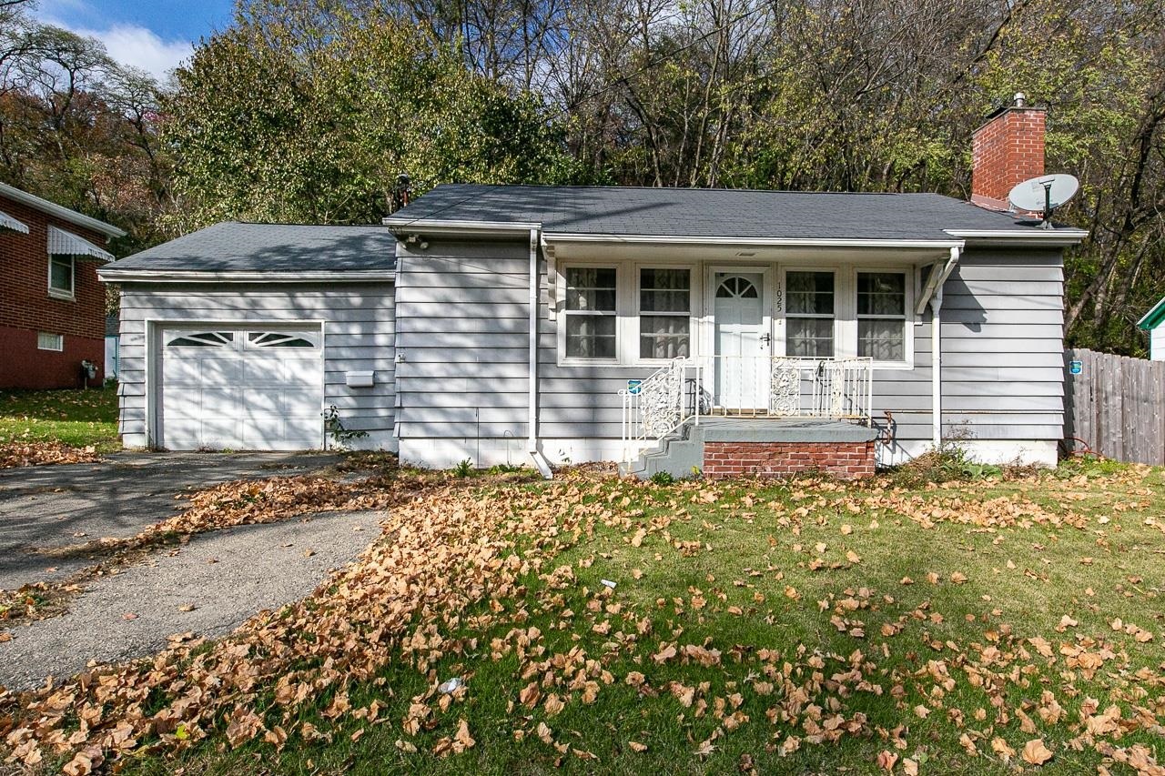 Property Photo:  1025 W Locust Street  IA 52001 