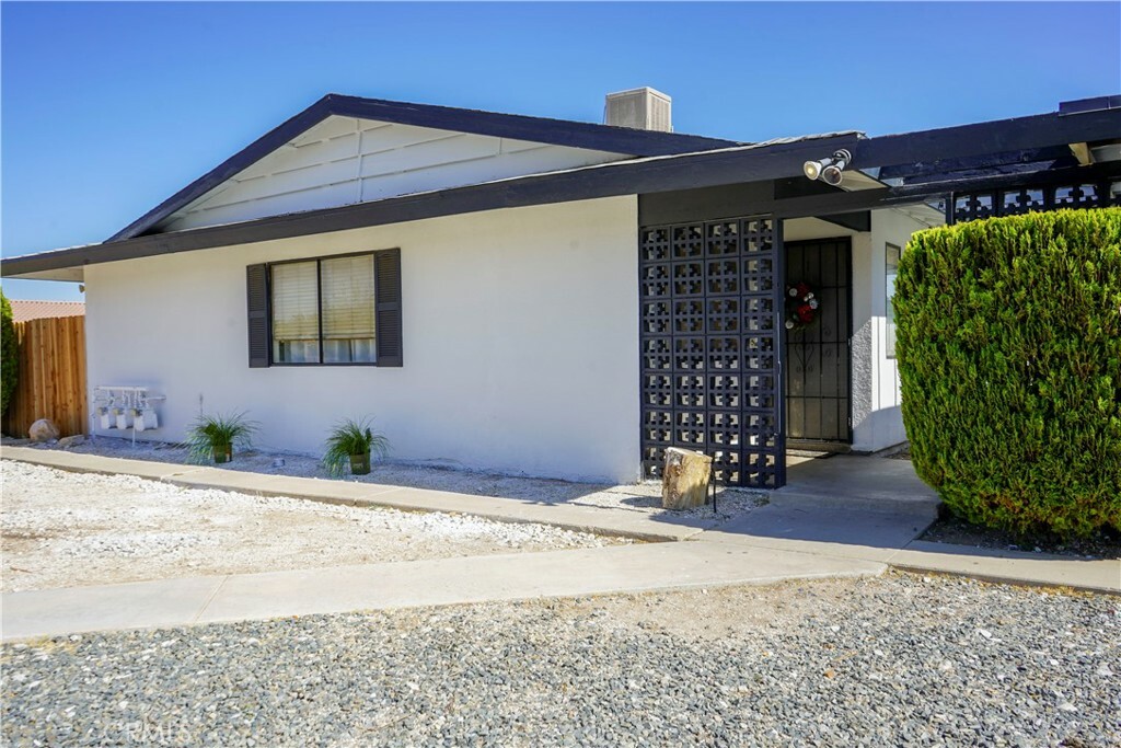 Property Photo:  21550 Nisqualli  CA 92308 