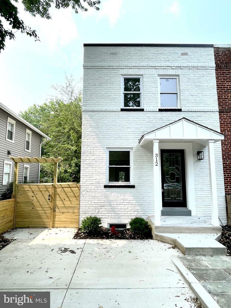 Property Photo: 312 Duncan Avenue VA 22301