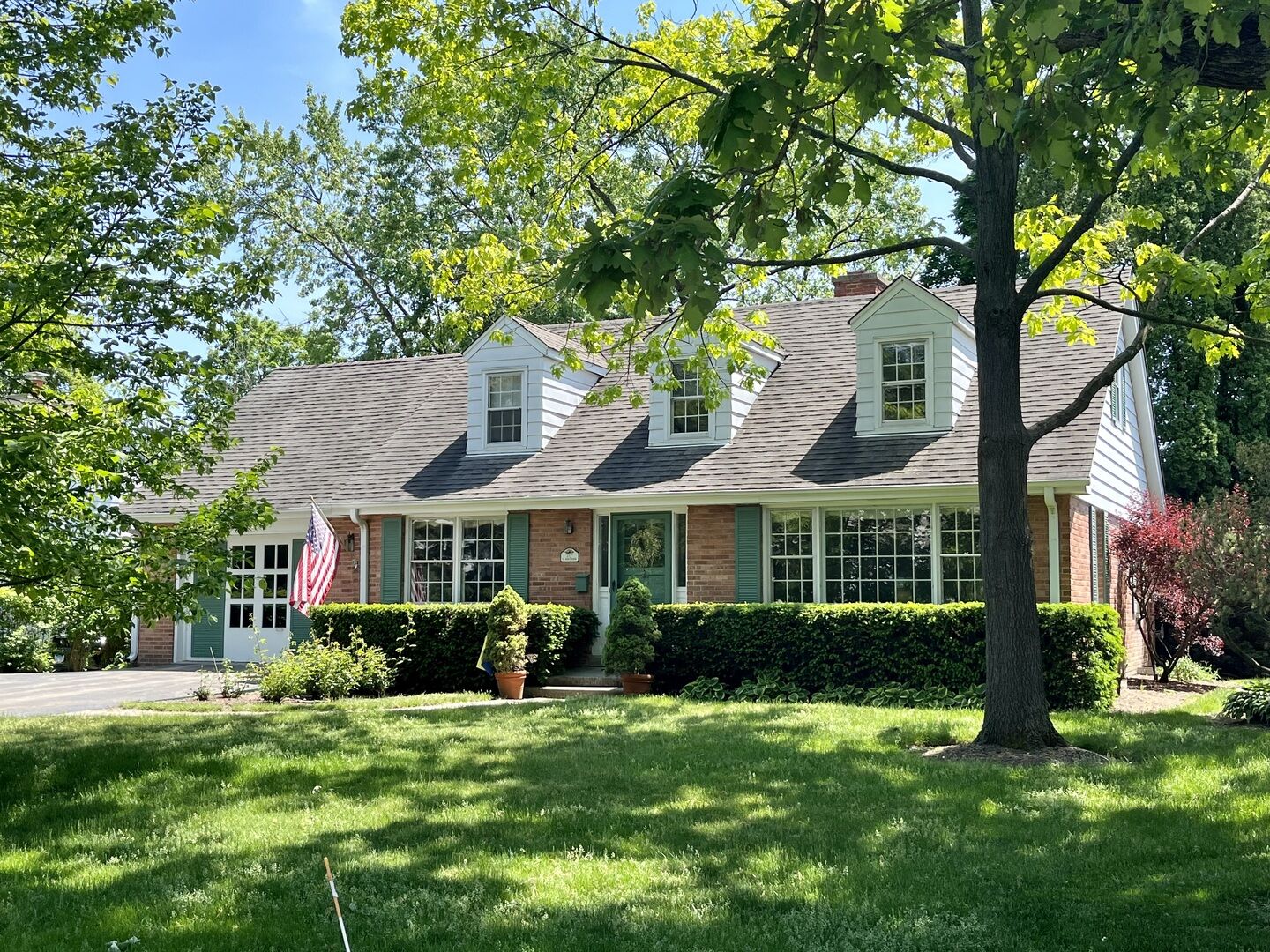 Property Photo:  117 E Hawthorne Court  IL 60044 