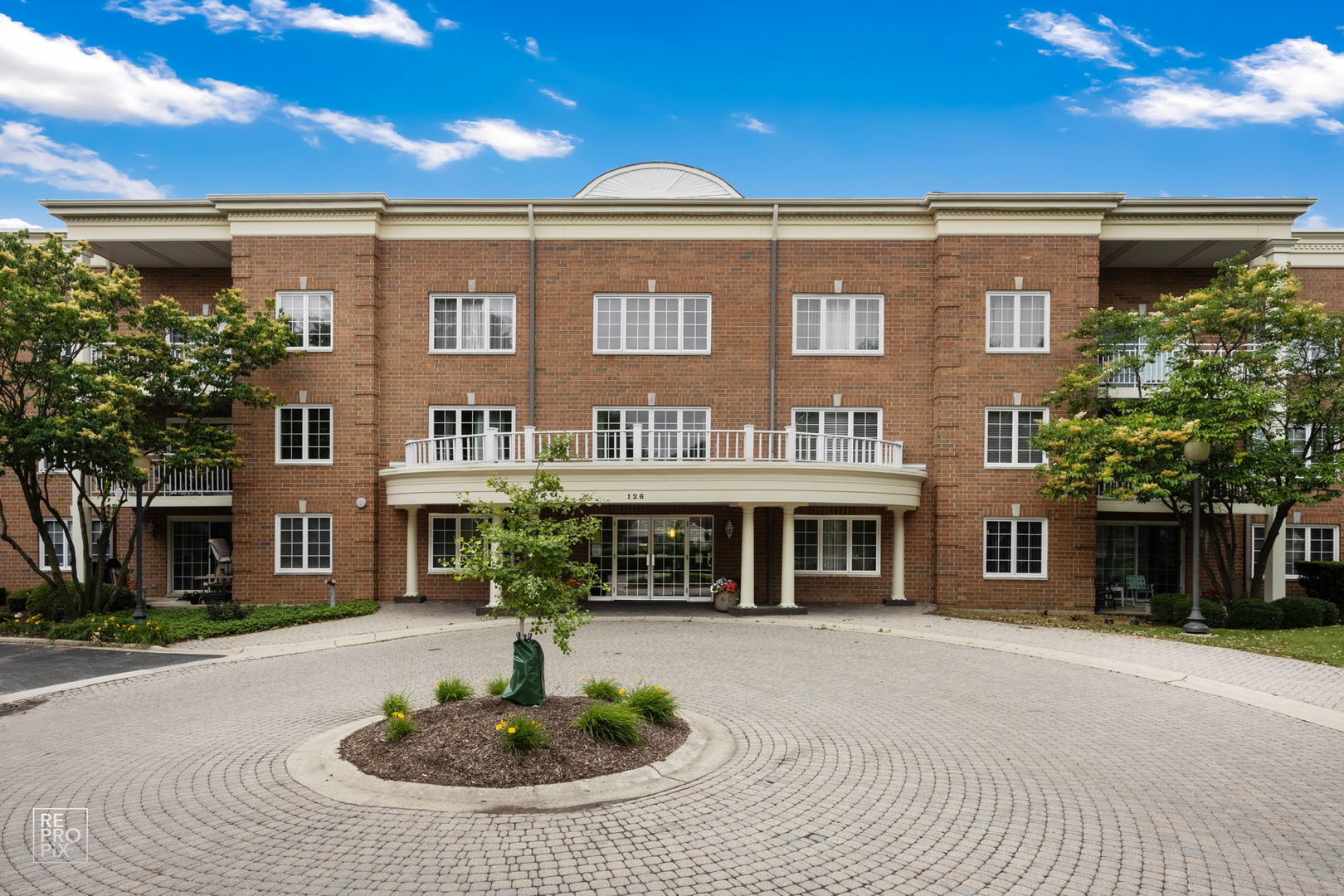 Property Photo:  126 Day Street 211  IL 60108 