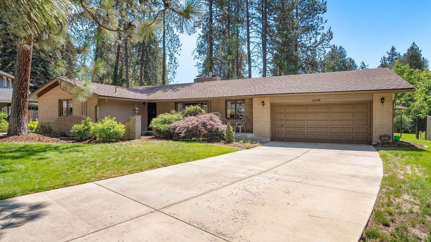 Property Photo: 11618 N Fairwood Dr WA 99218