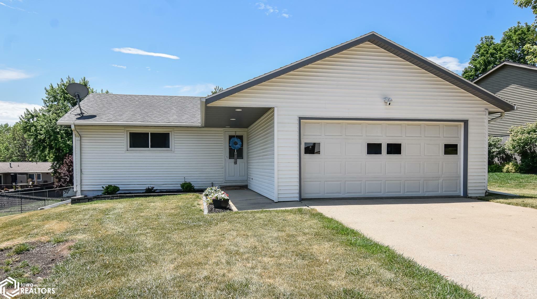 Property Photo:  2207 Sugar Creek Lane  IA 50158 