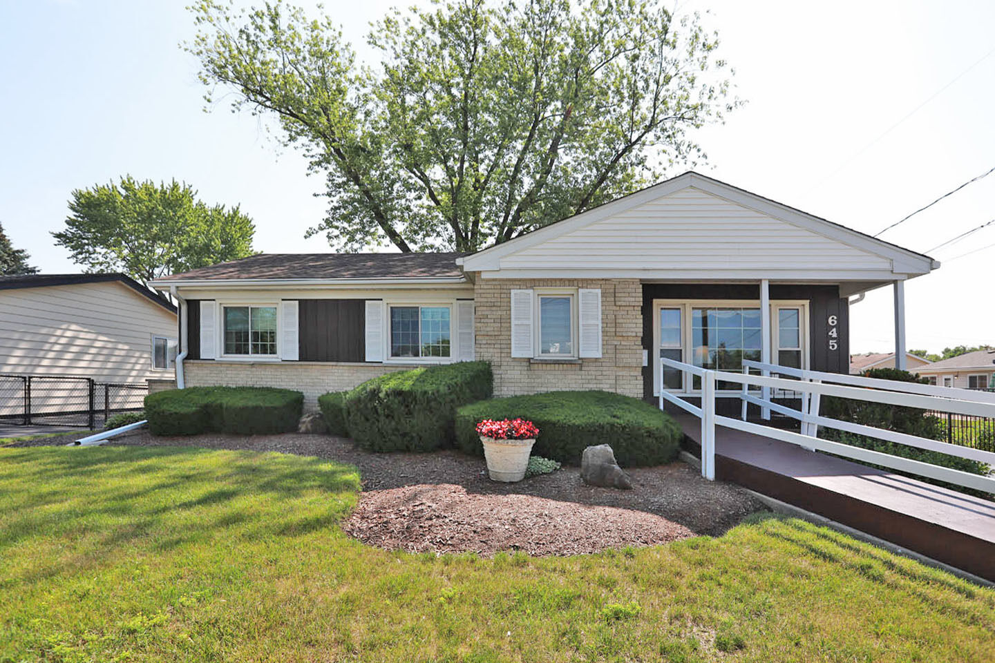Property Photo: 645 S Ardmore Avenue IL 60101