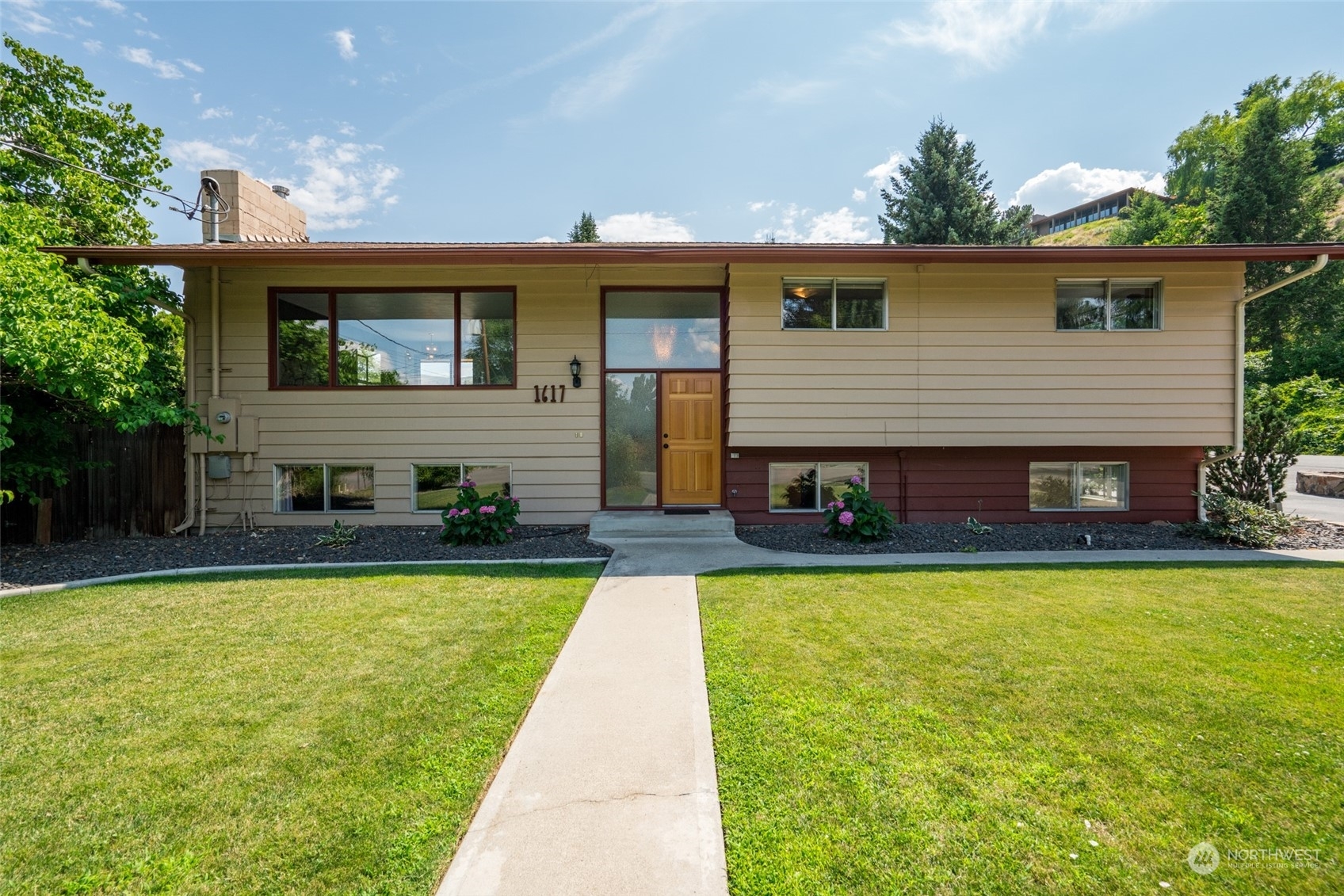 Property Photo:  1617 Pacific Lane  WA 98801 