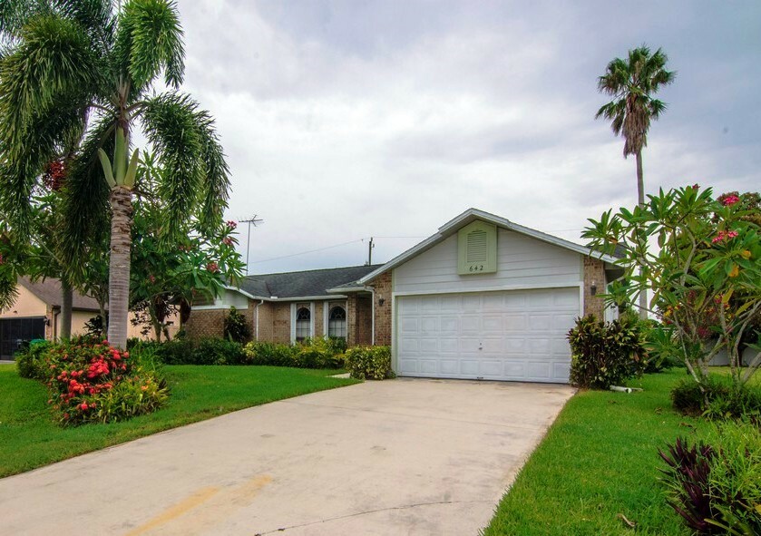 Property Photo:  642 Hillsboro Circle  FL 34953 