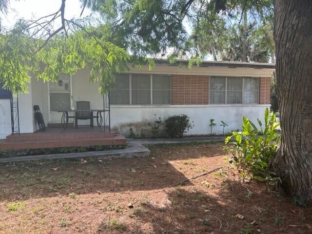 Property Photo:  2076 E Main Street  FL 33476 