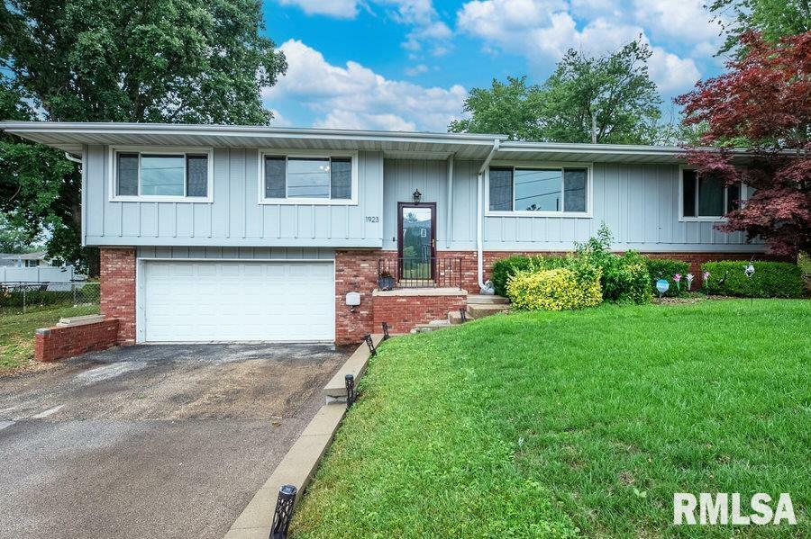 Property Photo: 1923 W Northmoor Road IL 61614
