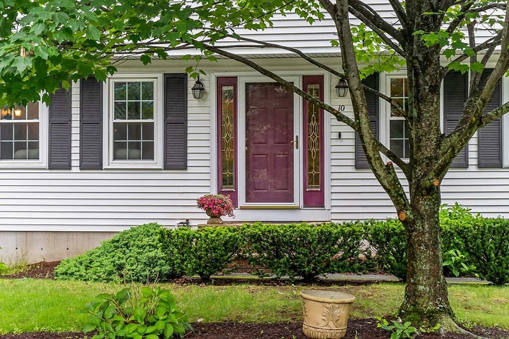 Property Photo:  10 Waterford Place  MA 01863 