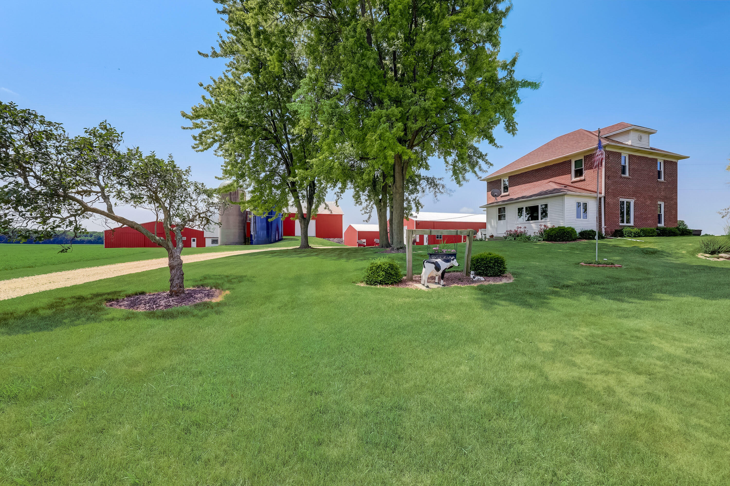 Property Photo:  5181 Hillcrest Dr  WI 53095 