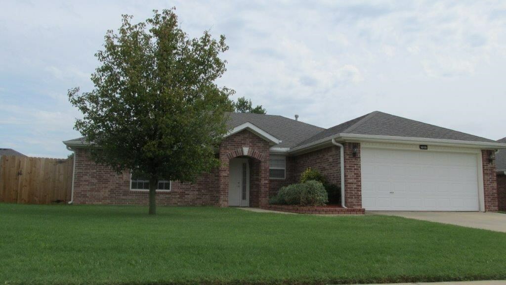 Property Photo:  1015 E Applewood Circle  AR 72719 