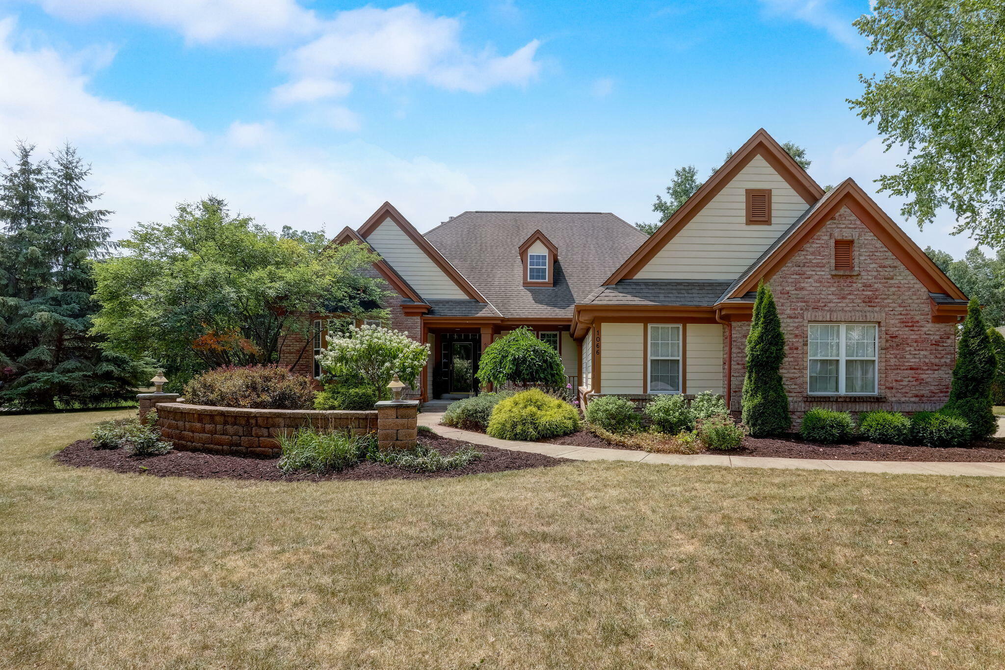 Property Photo: 1066 Oak Cir WI 53072