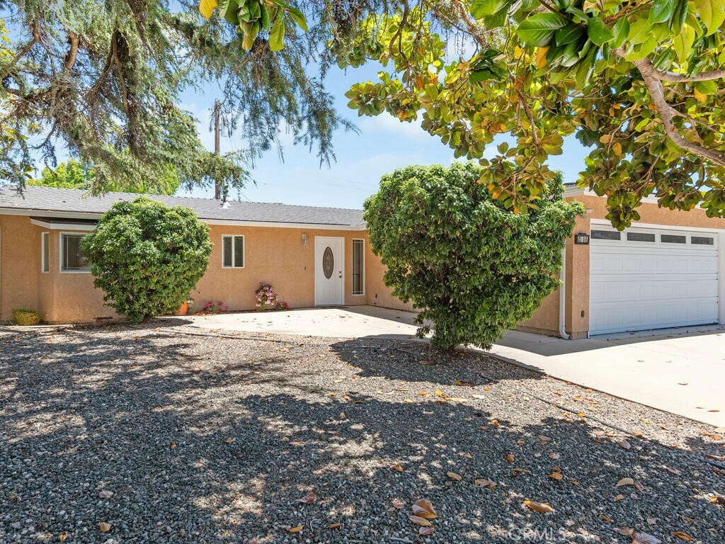 Property Photo:  1506 Newport Street  CA 93405 