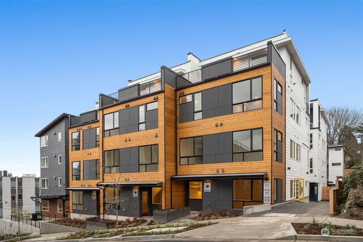 Property Photo: 4720 E 38th Avenue S WA 98118
