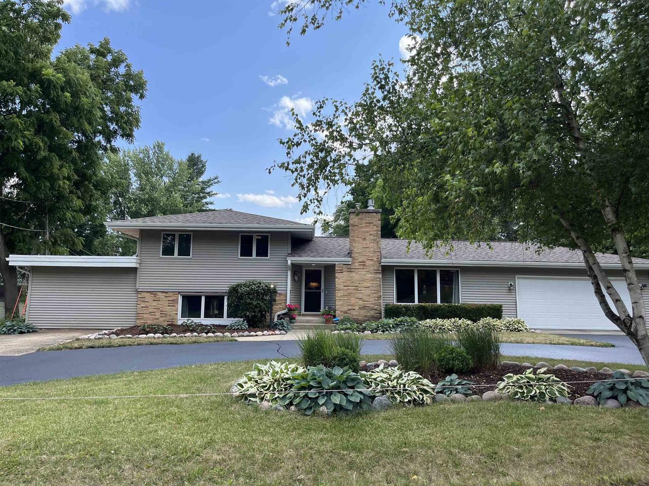 Property Photo:  2317 West Memorial Drive  WI 53548 