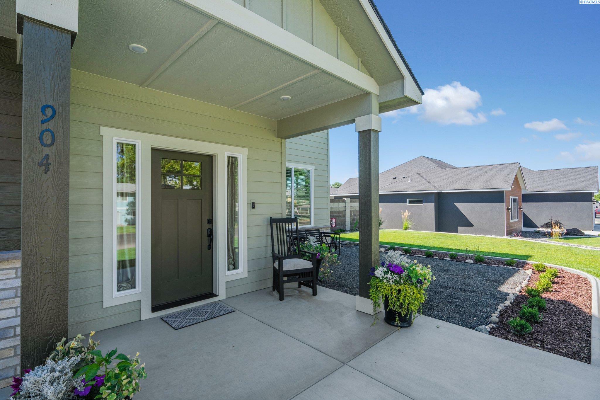 Property Photo: 904 N Road 52 WA 99301