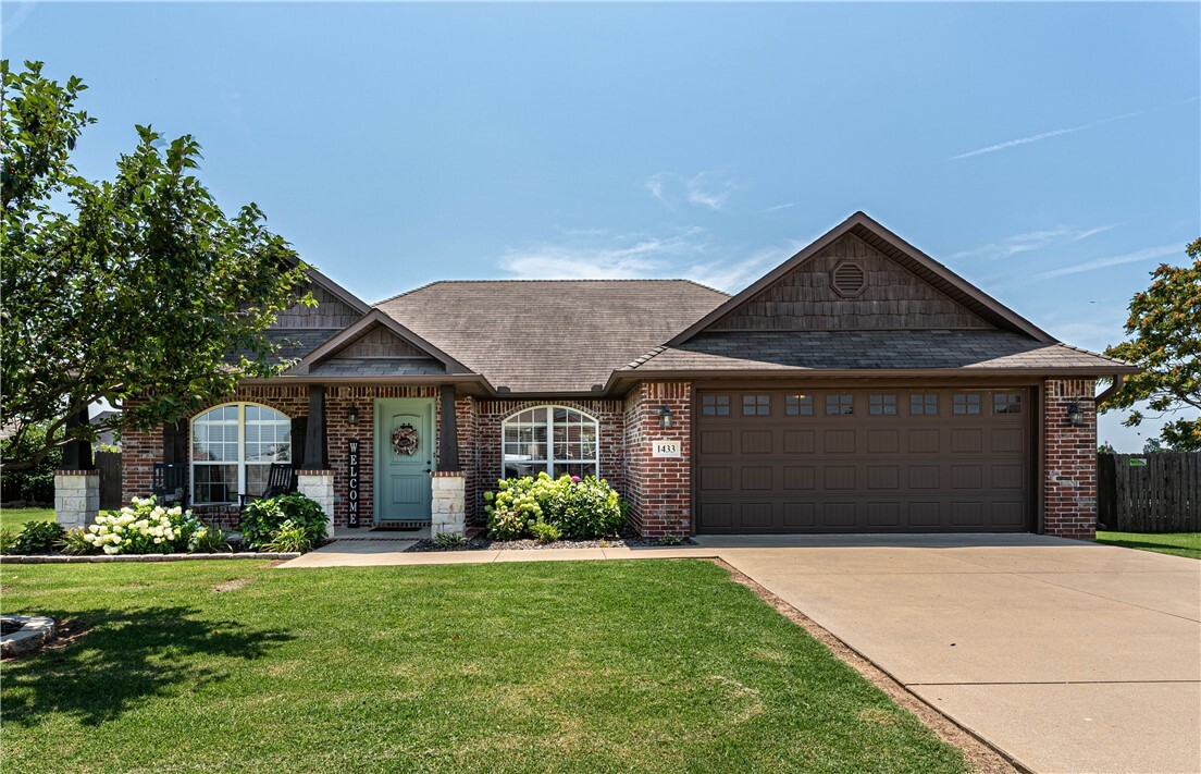 Property Photo:  1433 S Hampton Xing  AR 72718 