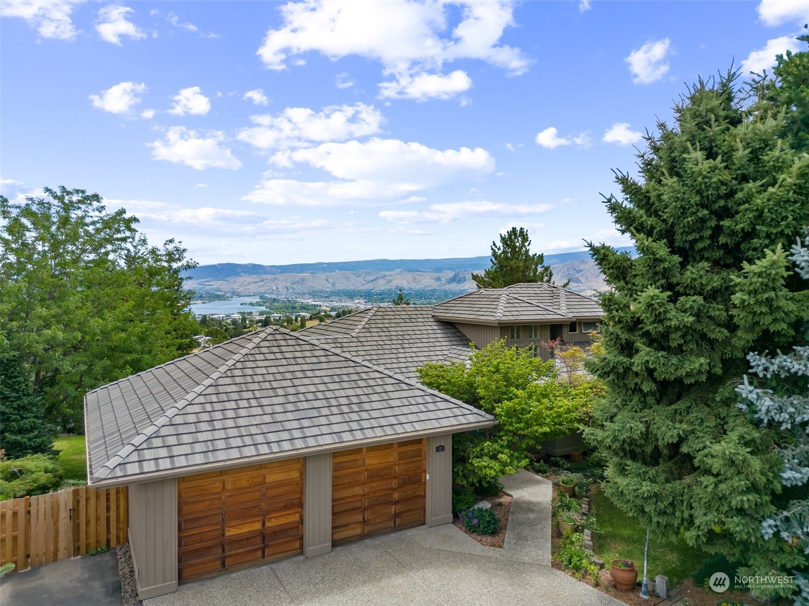 Property Photo:  323 Stoneybrook Lane  WA 98801 