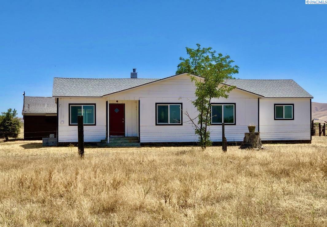 Property Photo:  3301 S Griffin Rd  WA 99350 