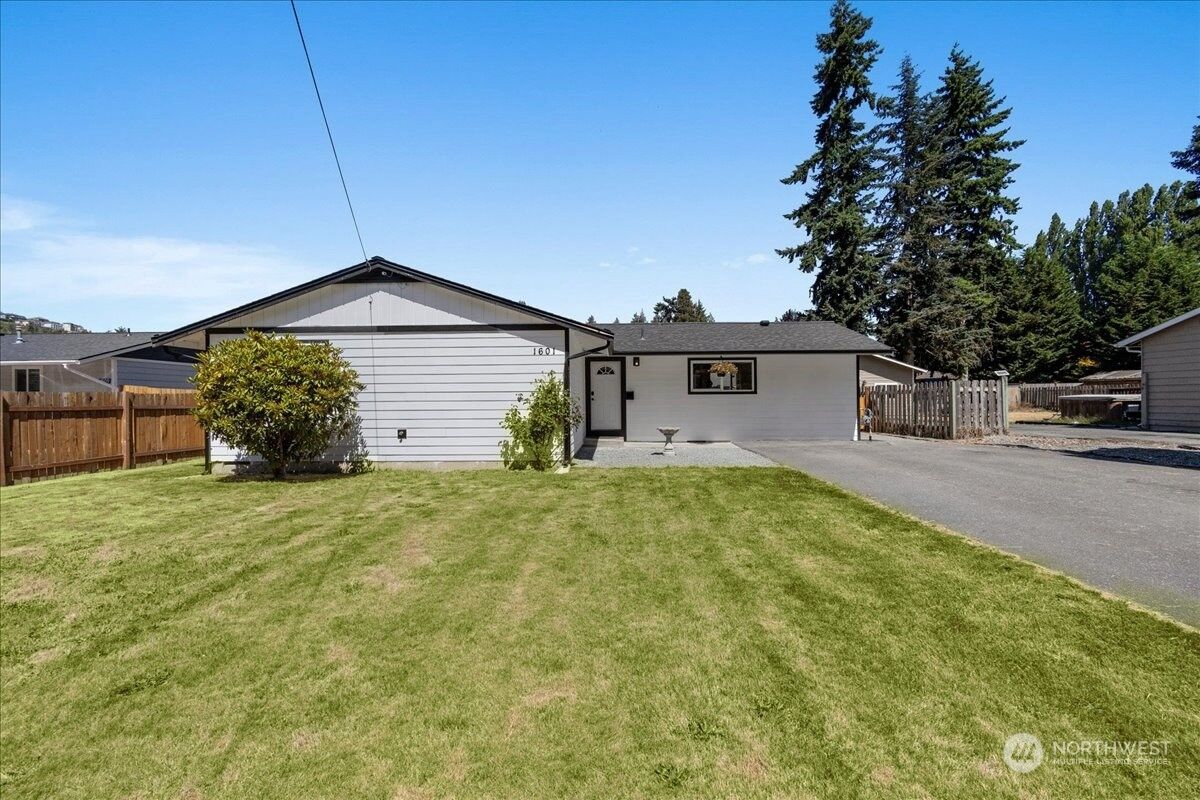 Property Photo:  1601 E Hazel Avenue  WA 98233 