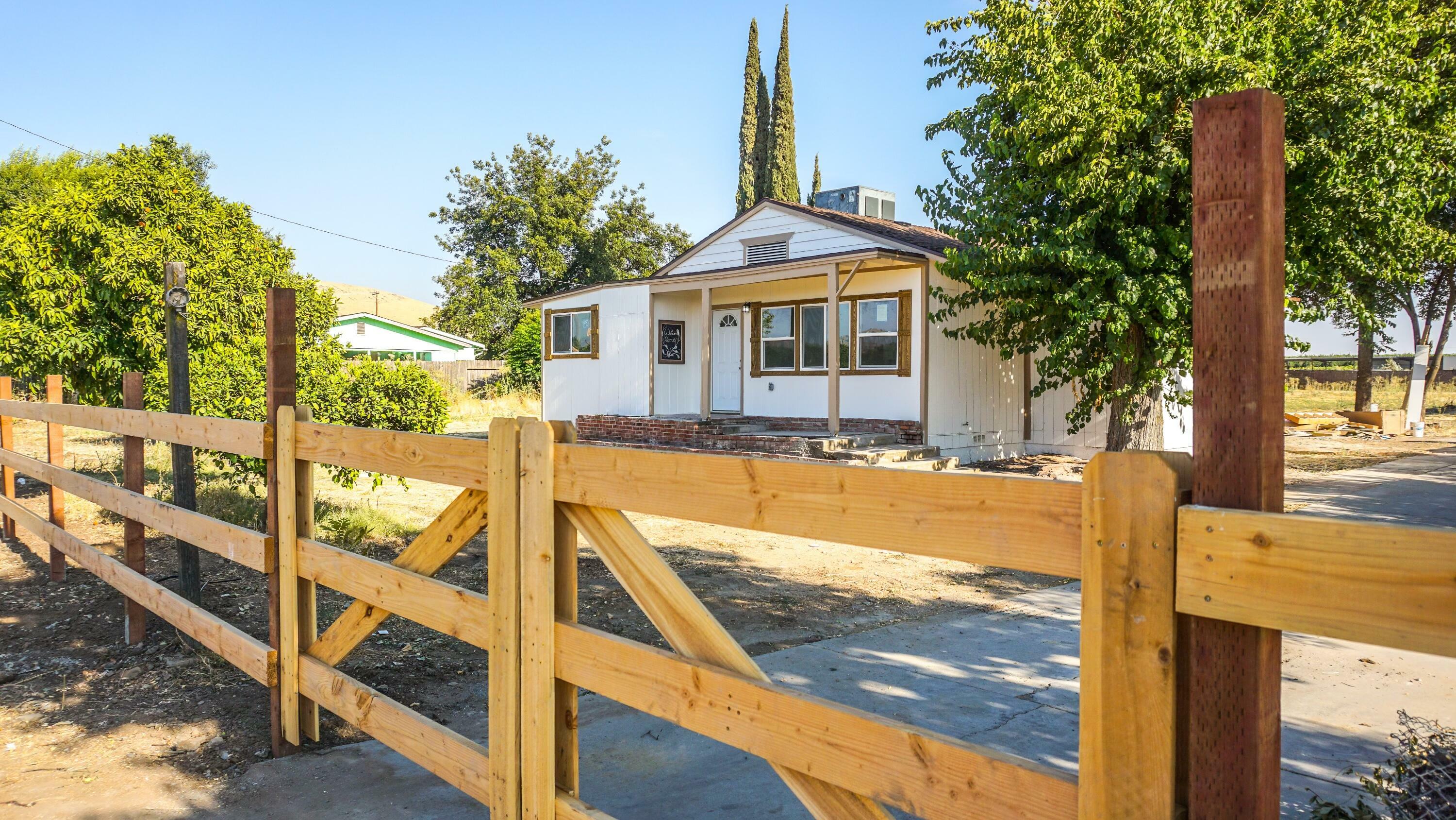 Property Photo: 841 E Scranton Avenue CA 93257