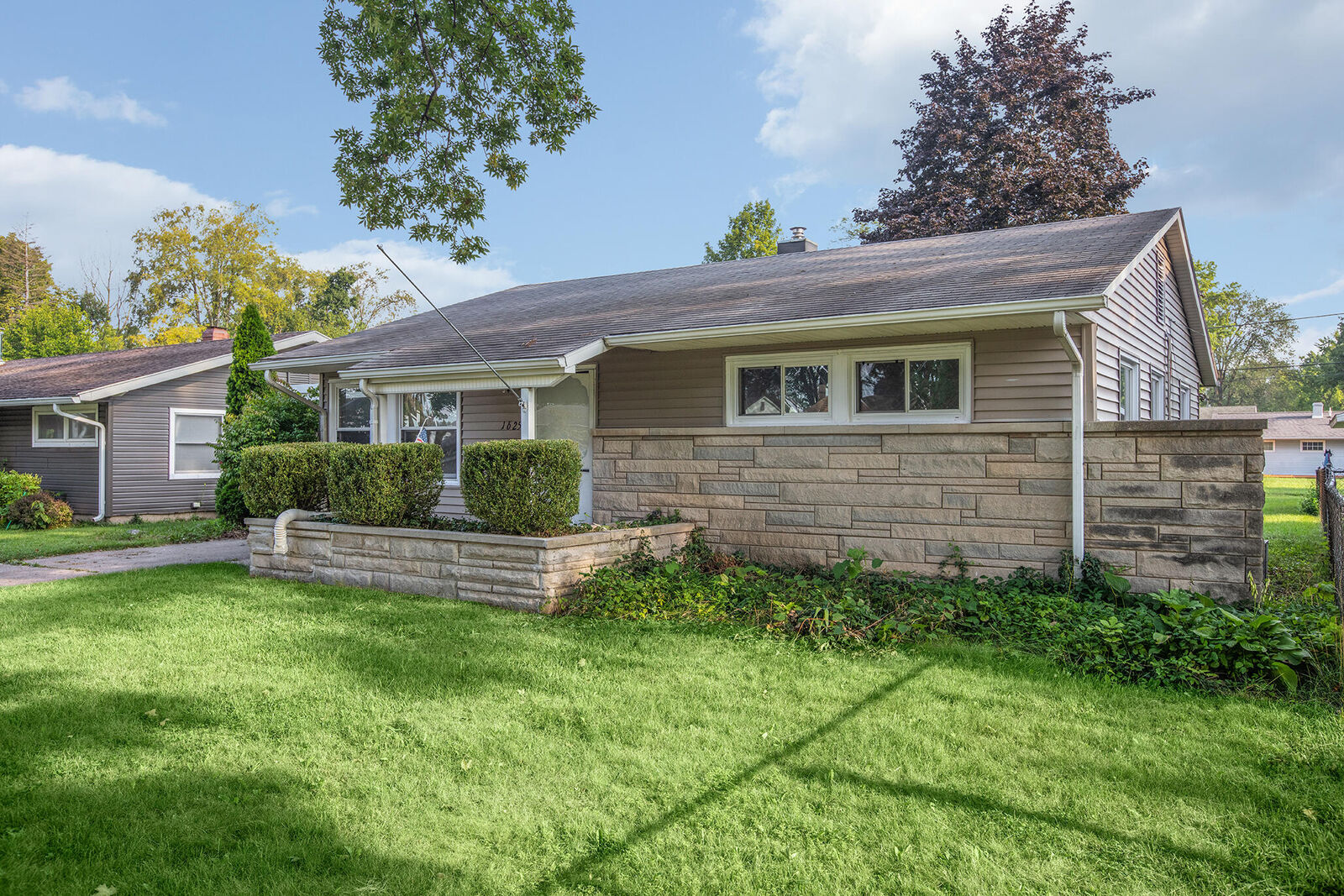 Property Photo:  1625 Sheffield Avenue  MI 49120 