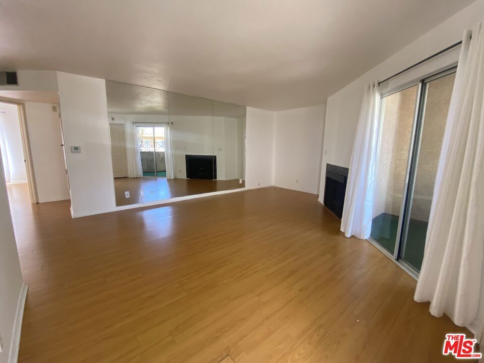 Property Photo:  610 Venice Way 106  CA 90302 