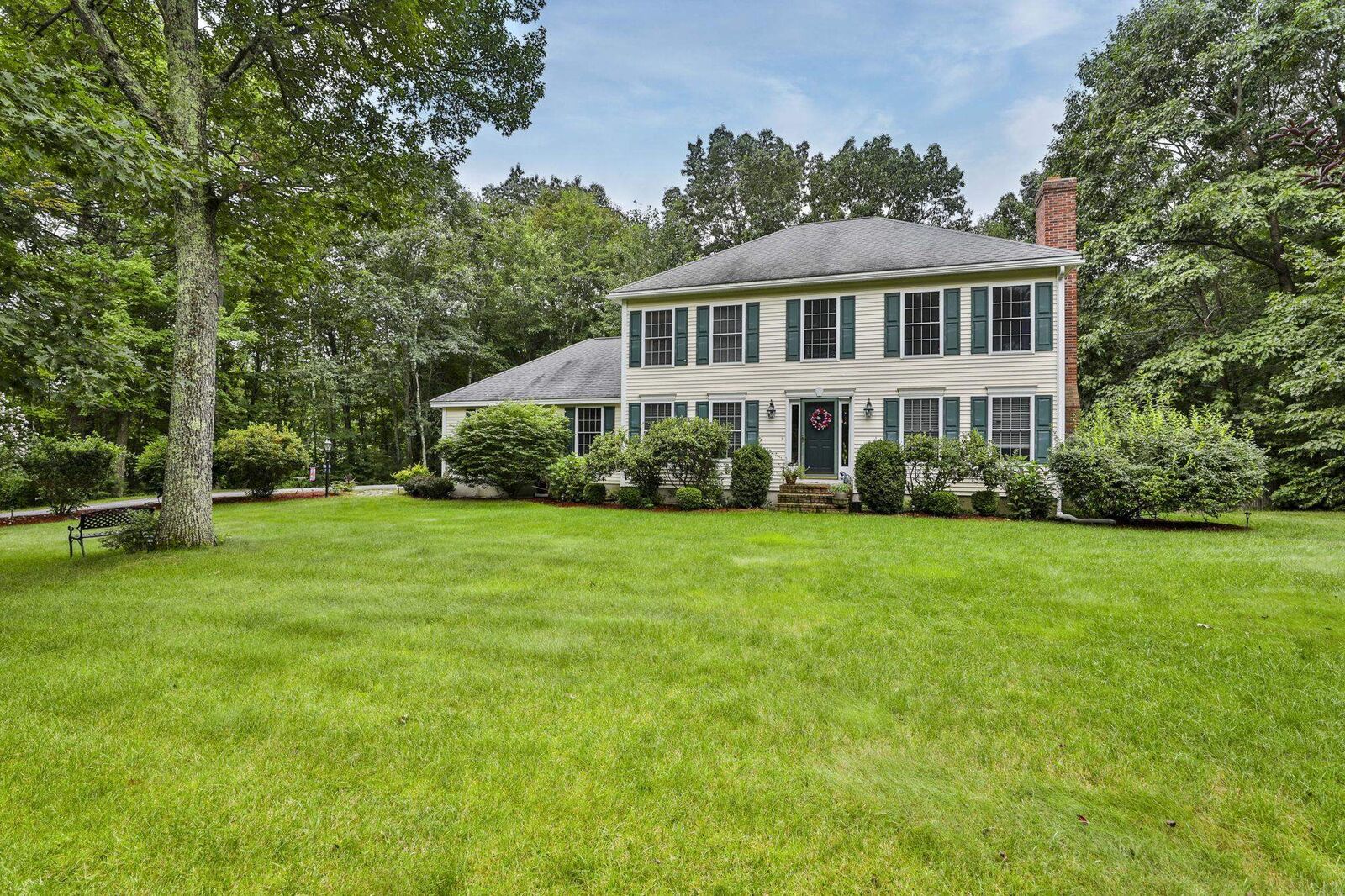 Property Photo:  19 Sheas Drive  NH 03032 