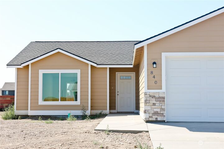 Property Photo:  852 E Cascade Street  WA 99344 