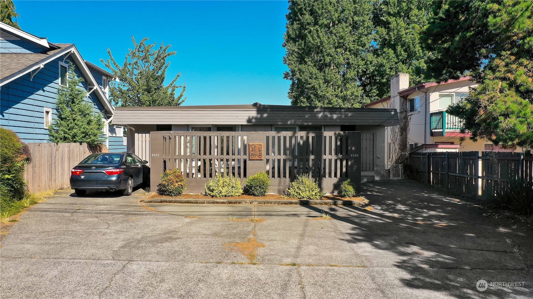 Property Photo:  4520 Sunnyside Avenue N  WA 98103 