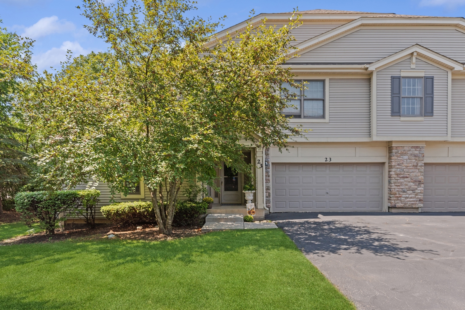 Property Photo:  23 E Orchard Lane  IL 60067 