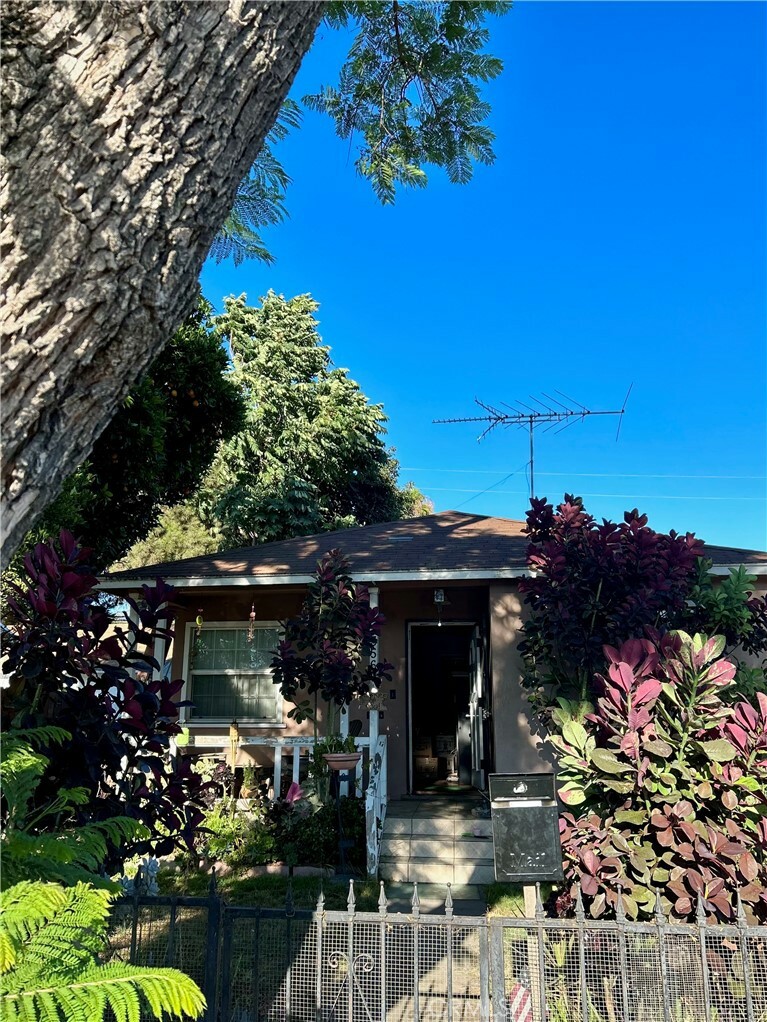 Property Photo: 3560 Baltic Avenue CA 90810