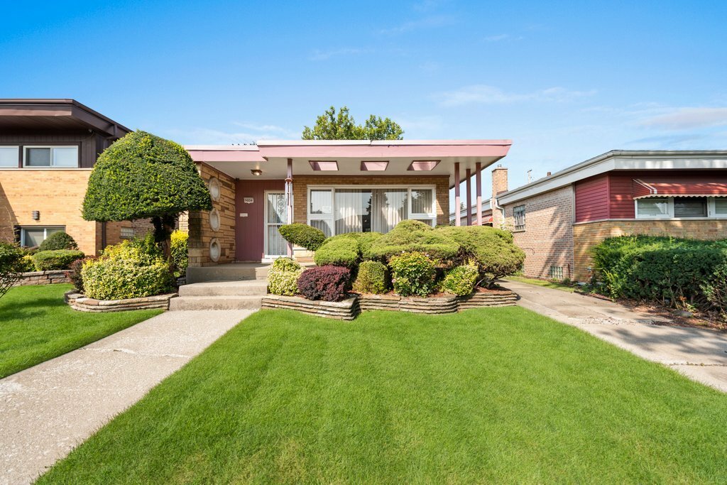 Property Photo: 9034 S Bennett Avenue IL 60638