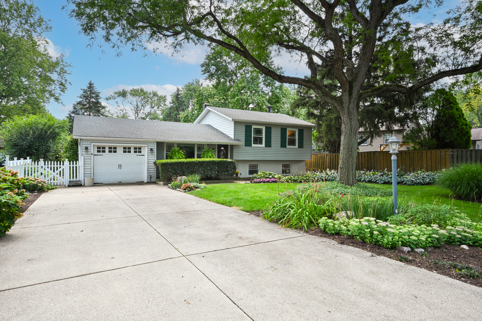 Property Photo:  22W305 Hackberry Drive  IL 60137 