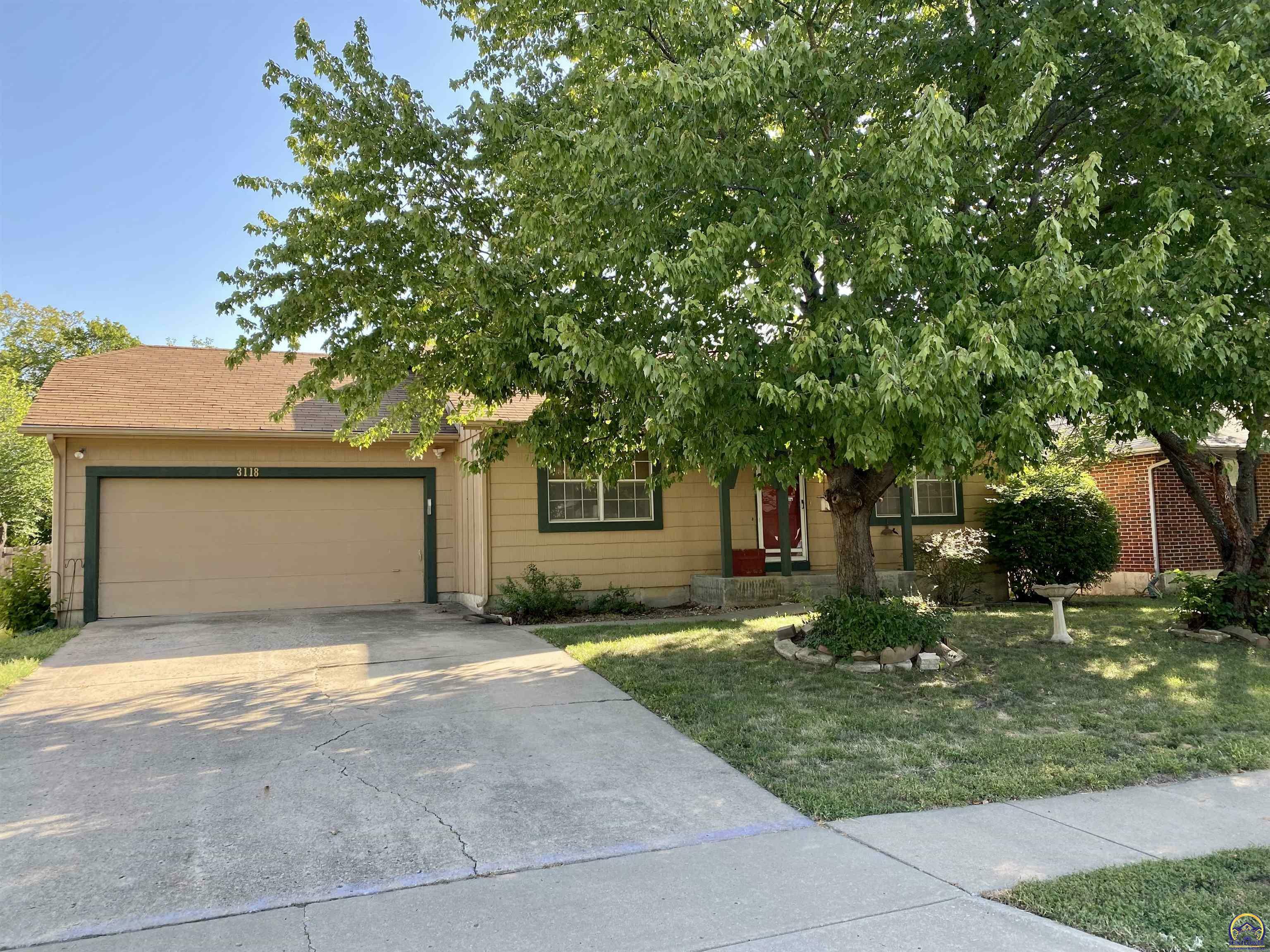 Property Photo:  3118 SW 35th Ter  KS 66614 