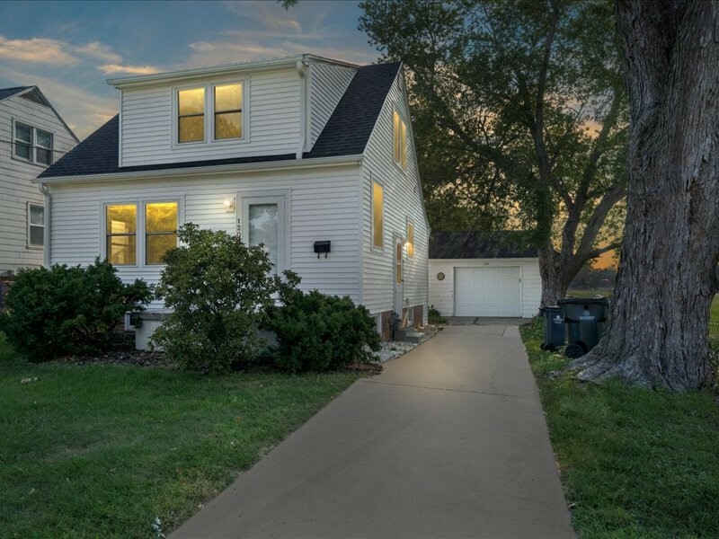 Property Photo:  1202 Oakland Road NE  IA 52402 