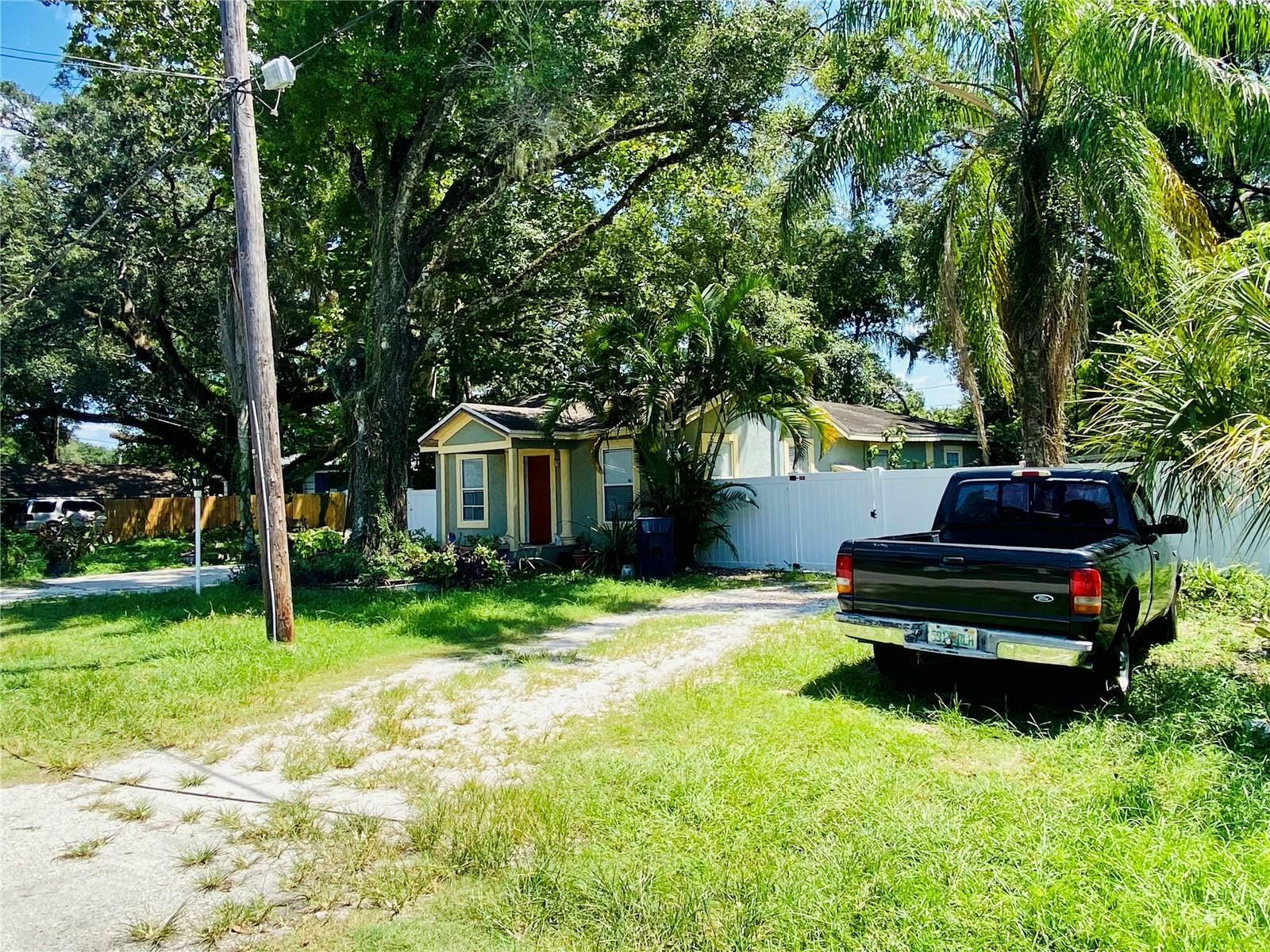 Property Photo:  1705 E Diana Street  FL 33610 