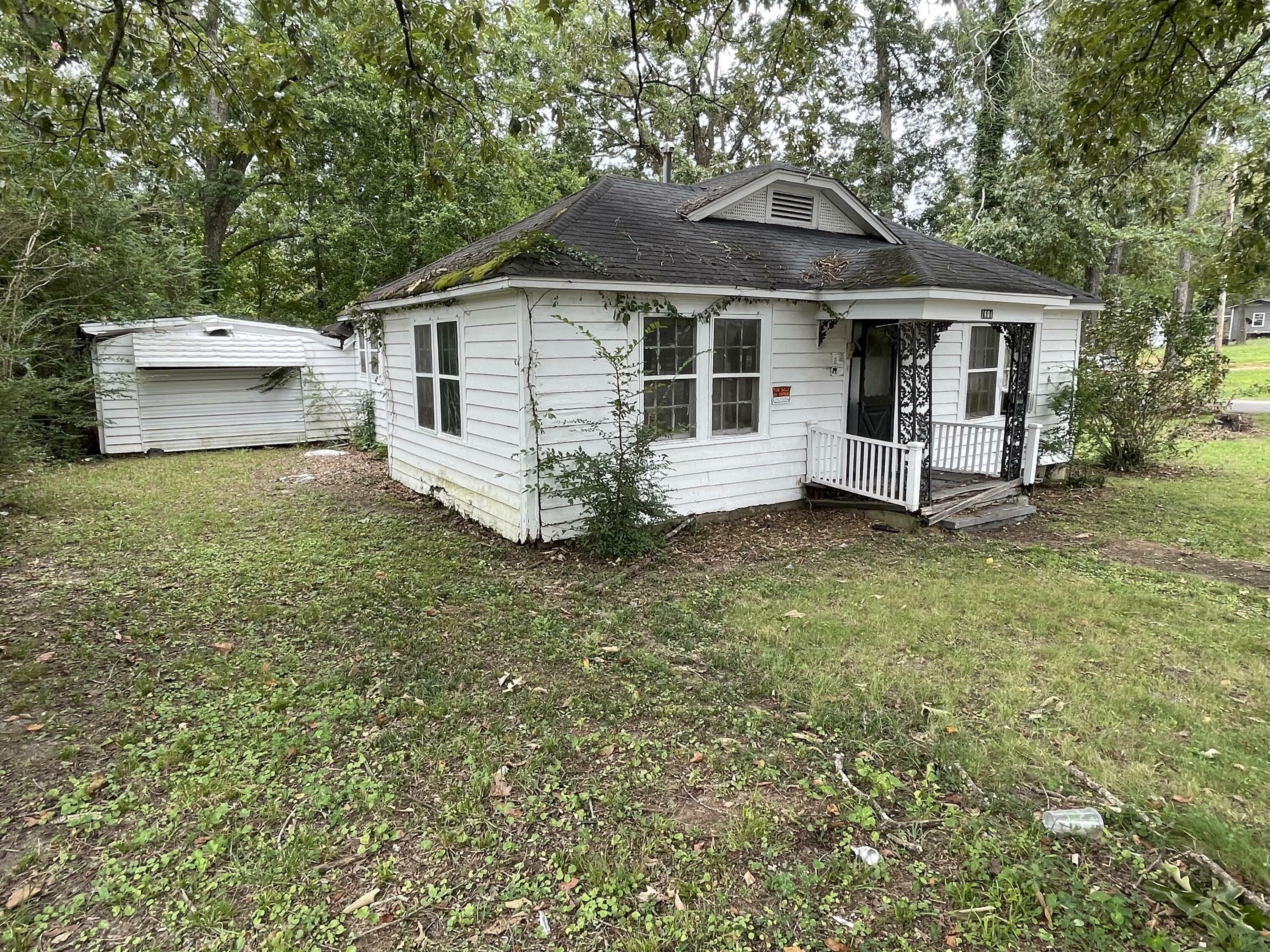 Property Photo: 1701-1604 E. 6th And Meeks St. MS 38834